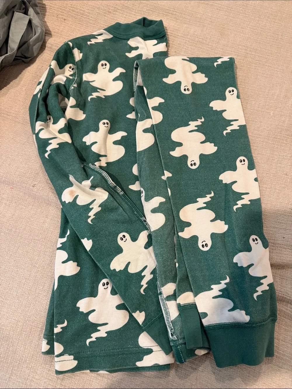 Hanna Andersson Green Ghost Print Pajama Set